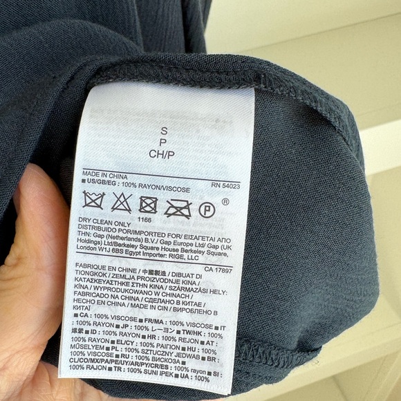 Banana Republic butterfly wing top in dark green - Picture 9 of 9